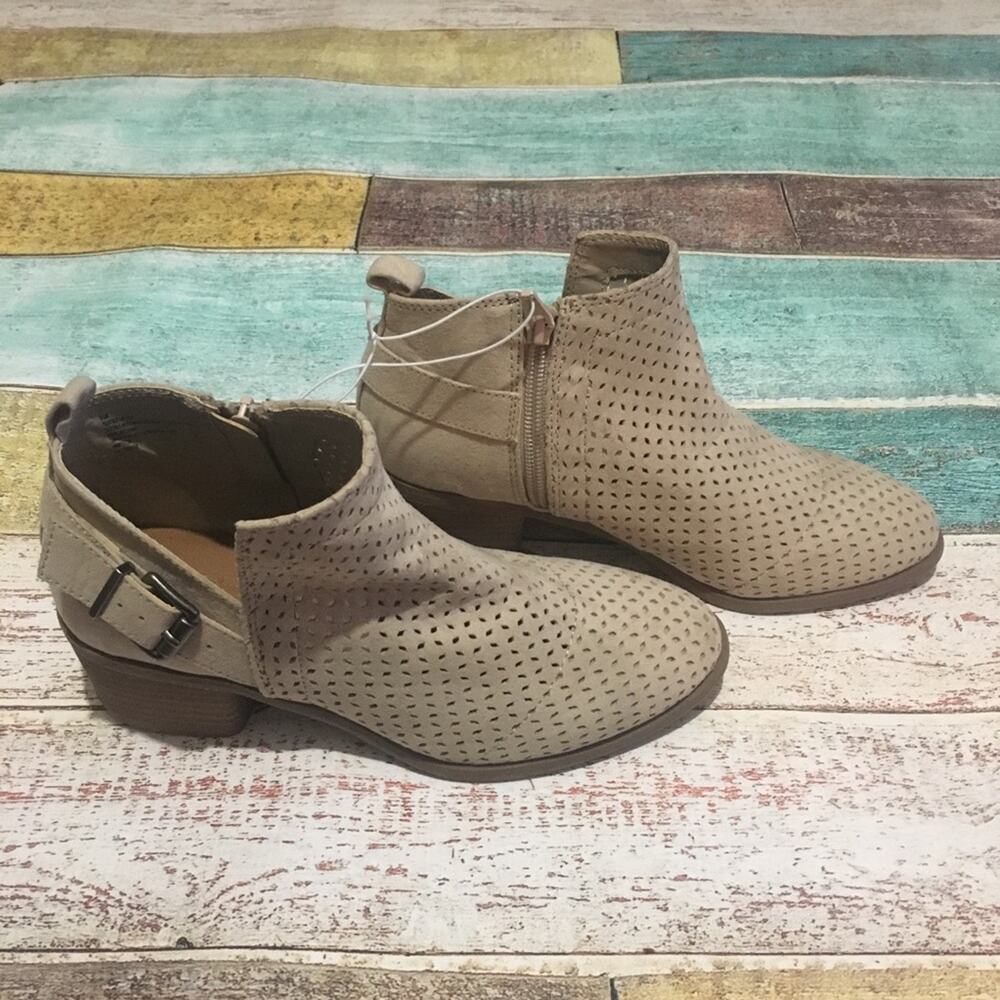 Universal Thread Camdyn laser cut ankle booties NEW - Picture 4 of 4